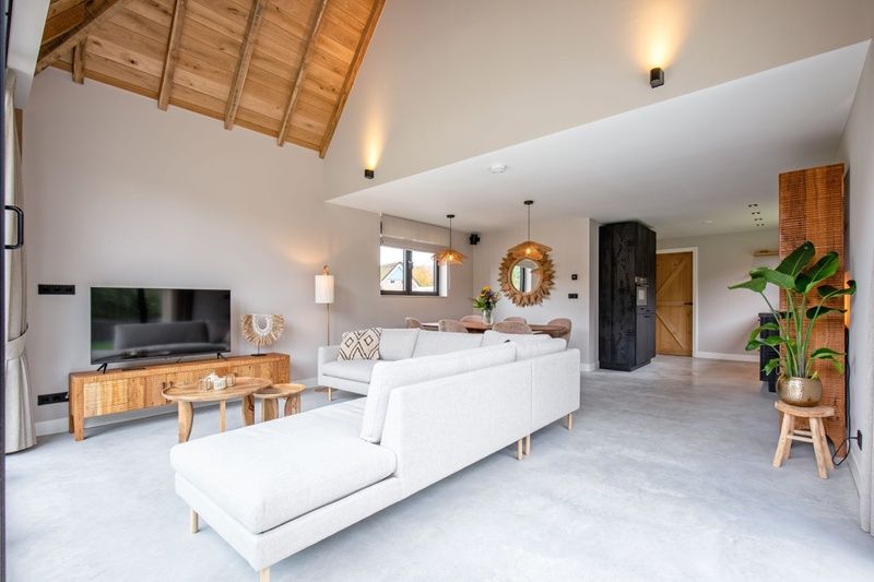 Moderne woonkamer van Villa Flo in De Koog, Texel met comfortabele zithoek.