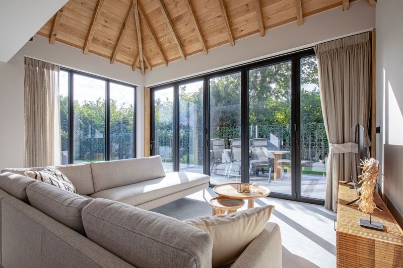 Lichte woonruimte in Villa Flo met uitzicht op de natuur in De Koog, Texel.