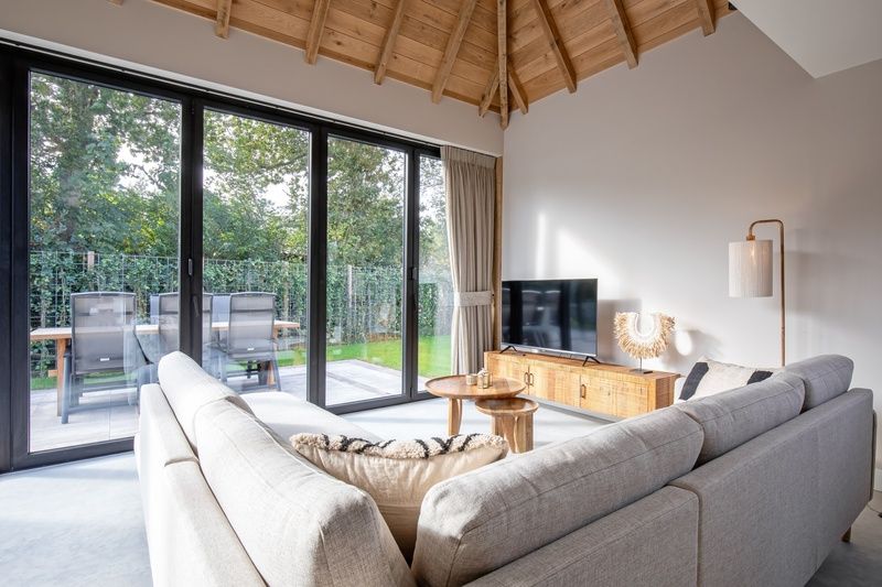 Comfortabele zithoek met uitzicht op tuin in Villa Flo, De Koog, Texel.