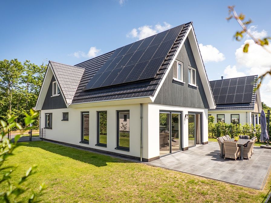 Villa 17 in De Koog, Texel, vakantiehuis met zonnig terras en groene omgeving op de Waddeneilanden.
