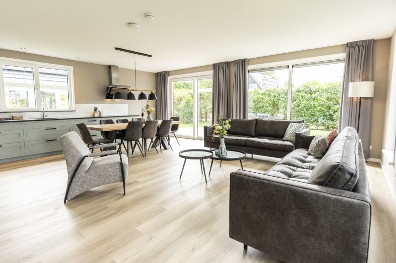 Stijlvolle woonkamer van Villa 17 in De Koog, Texel, vakantiehuis met modern interieur en veel lichtinval.