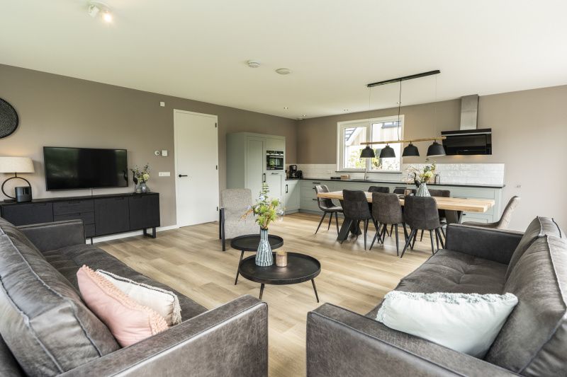 Ruime eetkamer en keuken in Villa 17, De Koog, Texel, vakantiehuis op de Waddeneilanden, ideaal voor gezinnen.