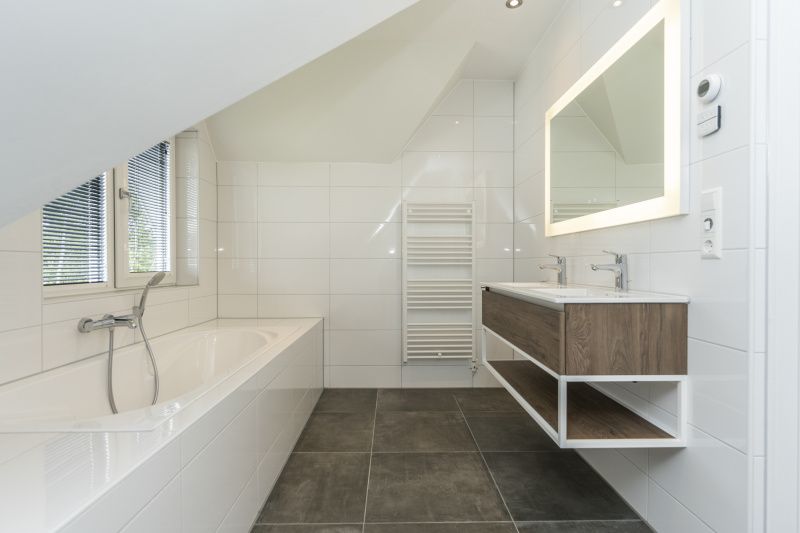 Moderne badkamer in Villa 17, De Koog, Texel, vakantiehuis met ruime douche en ligbad.