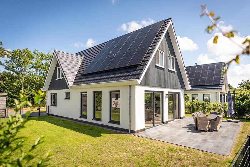 Buitenzijde van Villa 17 in De Koog, Texel, vakantiehuis met ruime tuin en terras op de Waddeneilanden.