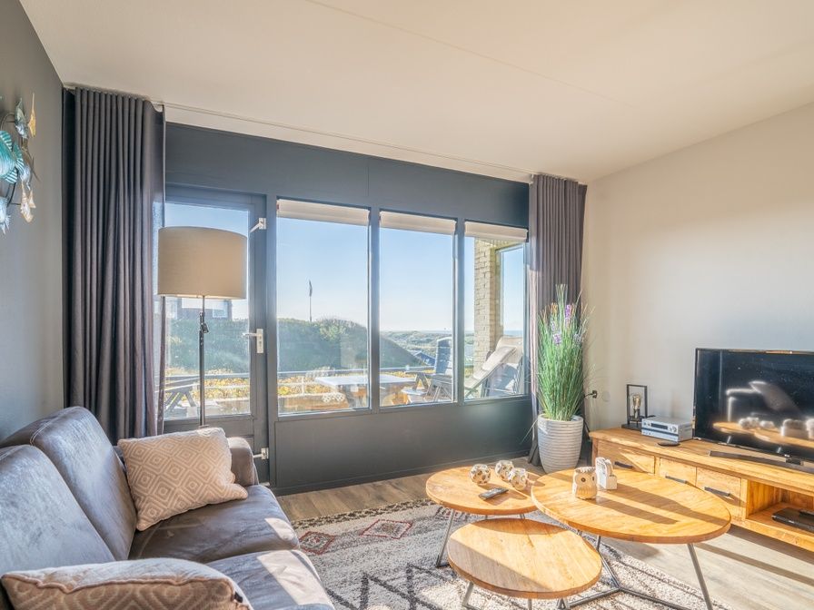 Gezellige woonkamer in Appartement Juliana 048 met uitzicht op duinen in De Koog, Texel, Waddeneilanden.