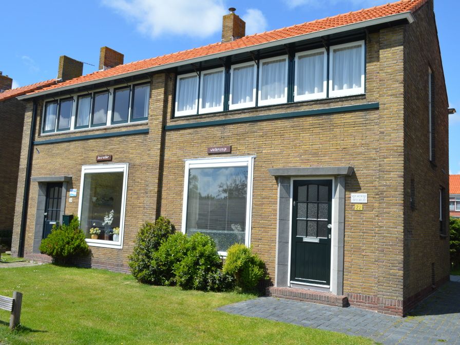 Vakantiehuis Watersnip in De Koog, Texel met charmante gevel en groene tuin.