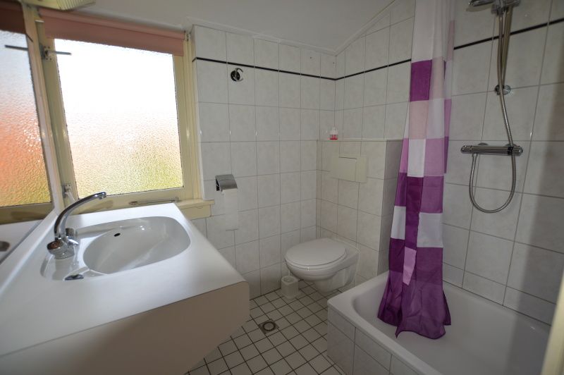 Frisse badkamer in vakantiehuis Watersnip, De Koog, Texel met douche en wastafel.