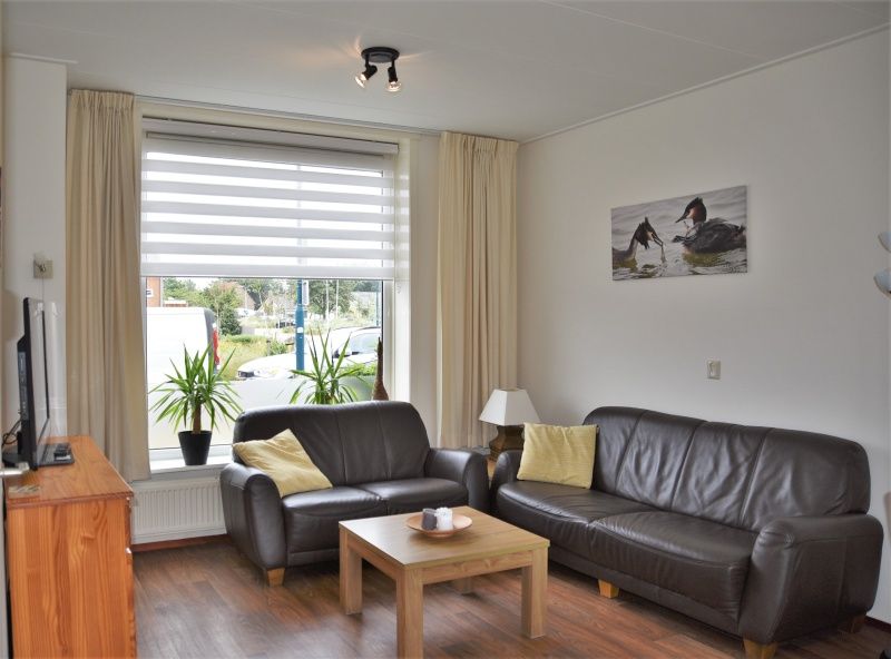 Knusse woonkamer in vakantiehuis Watersnip, De Koog, Texel met leren banken.