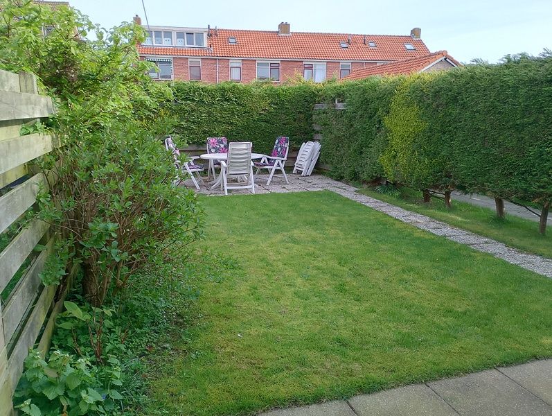 Ruime tuin bij vakantiehuis Watersnip in De Koog, Texel met zitgedeelte.