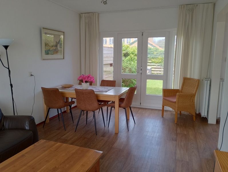 Eethoek in vakantiehuis Watersnip, De Koog, Texel met uitzicht op de tuin.