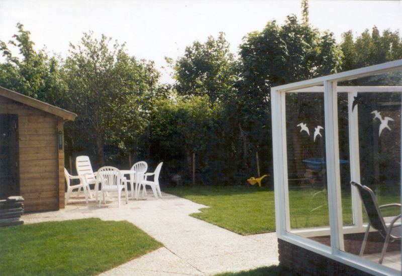 Ruime tuin bij Bungalow 't Luwe Land 49 in De Koog Texel, perfect voor buitenactiviteiten en genieten van de frisse lucht op de Waddeneilanden.