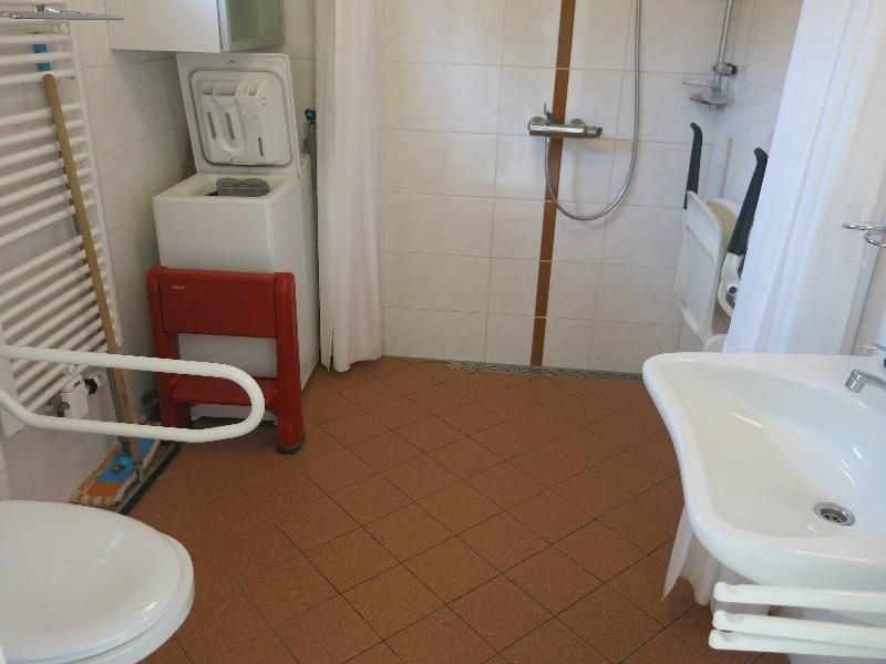 Moderne badkamer in Bungalow 't Luwe Land 49 De Koog Texel, uitgerust met alle gemakken voor een ontspannen verblijf op de Waddeneilanden.