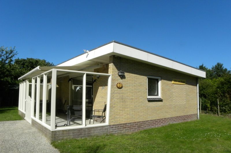 Bungalow 't Luwe Land 49 in De Koog Texel met glazen veranda biedt een prachtige plek om te genieten van de natuur van de Waddeneilanden.