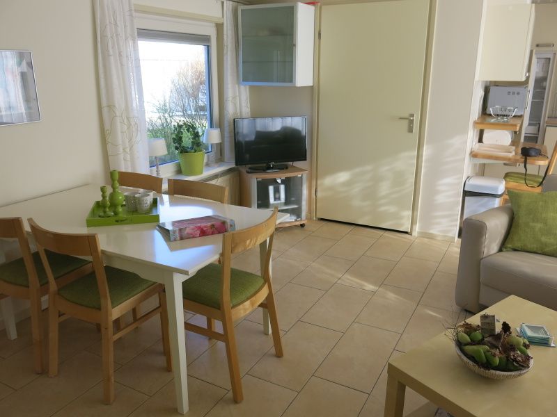 Eethoek in Bungalow 't Luwe Land 49 De Koog Texel, ideaal voor gezellige maaltijden met uitzicht op de groene omgeving van de Waddeneilanden.