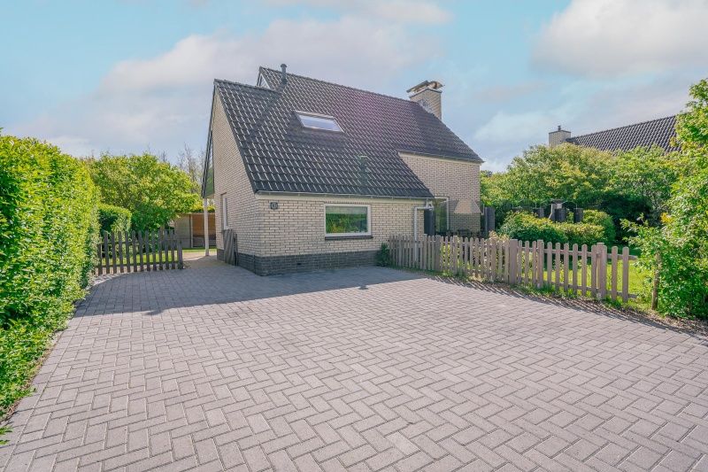 Geniet van de rust bij Vakantiehuis Kamperfoelie 81 in De Koog, Texel, met een uitnodigende oprit en omheinde tuin.