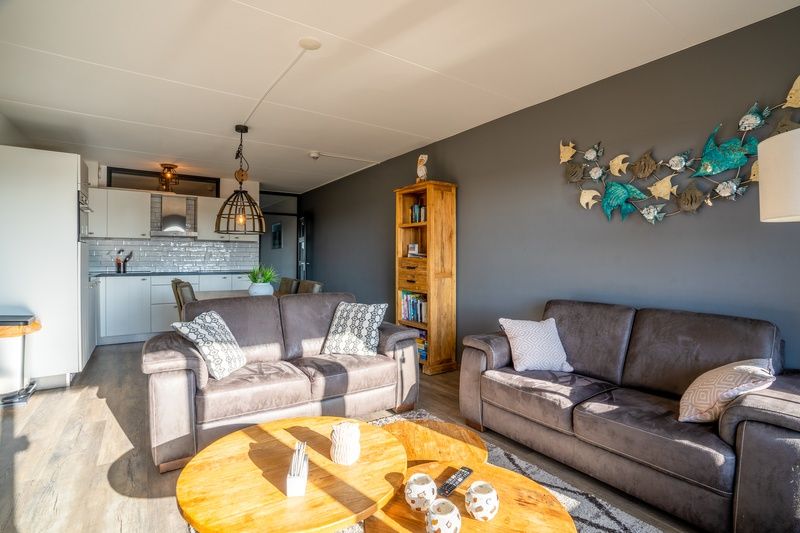 Ruime woonkamer met open keuken in Appartement Juliana 048, De Koog, Texel, Waddeneilanden.
