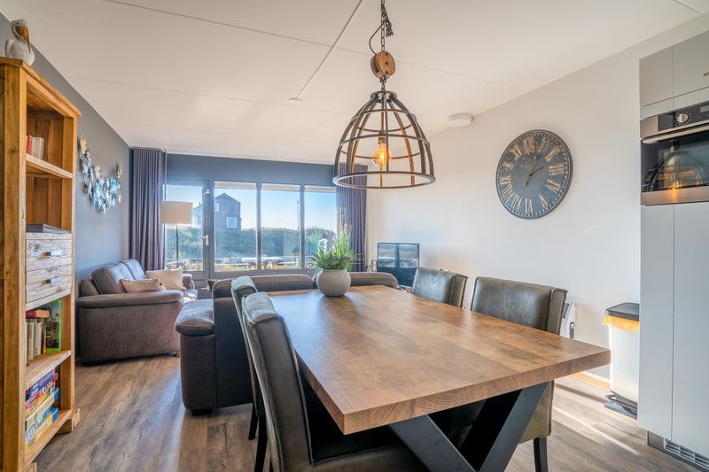 Eethoek met houten tafel in Appartement Juliana 048, De Koog, Texel, Waddeneilanden.