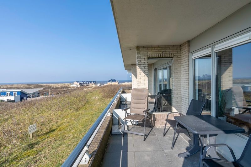 Ruim balkon met uitzicht op zee en natuur bij Appartement Juliana 048, De Koog, Texel, Waddeneilanden.