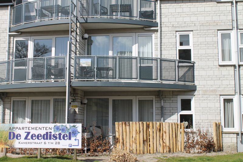 Appartement Zeedistel 16 in De Koog, Texel met moderne balkons en uitnodigende buitenruimte voor een ontspannen vakantie op de Waddeneilanden.