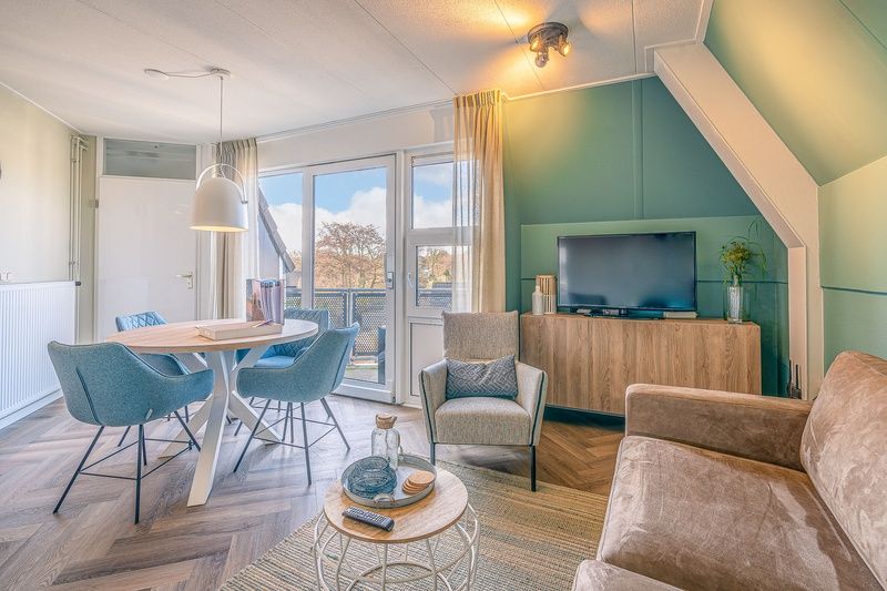 Stijlvolle zithoek van Appartement Zeedistel 22 in De Koog, Texel, met moderne inrichting en veel daglicht.