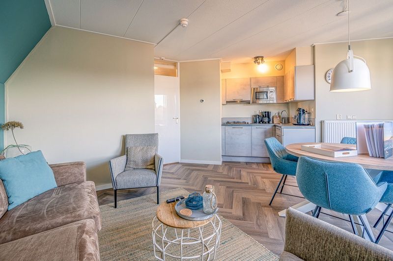 Open keuken en eetruimte in Appartement Zeedistel 22, De Koog, Texel, met moderne voorzieningen en gezellige sfeer.