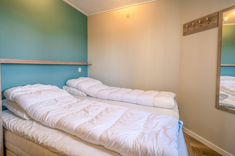 Tweede slaapkamer in Appartement Zeedistel 22, De Koog, Texel, met twee eenpersoonsbedden en een rustige sfeer.