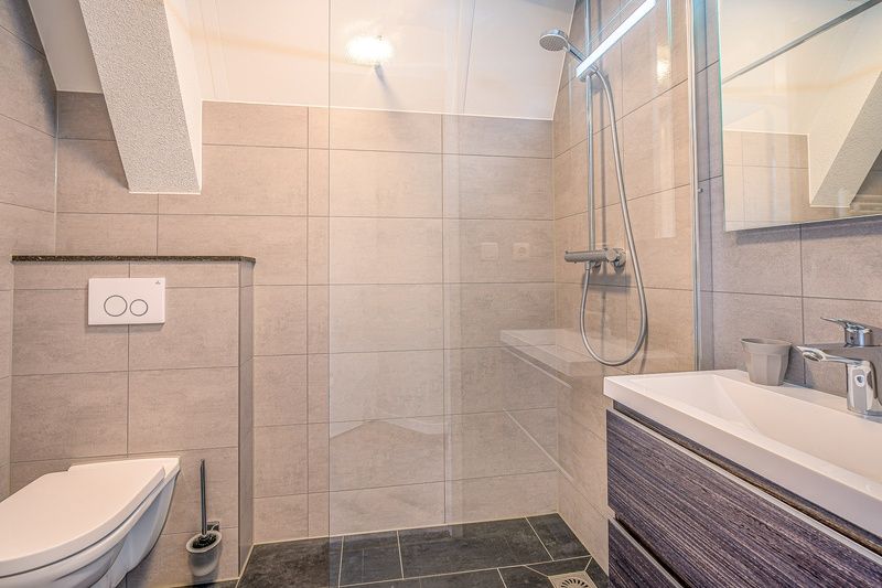 Moderne badkamer in Appartement Zeedistel 22, De Koog, Texel, met ruime douche en stijlvolle afwerking.