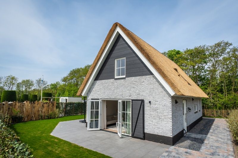 Rueckseite der Villa 25b in De Koog, Texel mit Fluegeltueren zum Wattenmeer-Garten.
