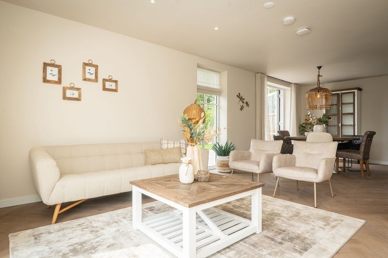 Stilvolles Wohnzimmer der Villa 25b in De Koog, Texel mit gemuetlicher Sitzecke auf den Watteninseln.