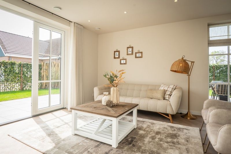 Gemuetlicher Innenbereich der Villa 25b in De Koog, Texel mit Blick auf den Garten der Watteninseln.