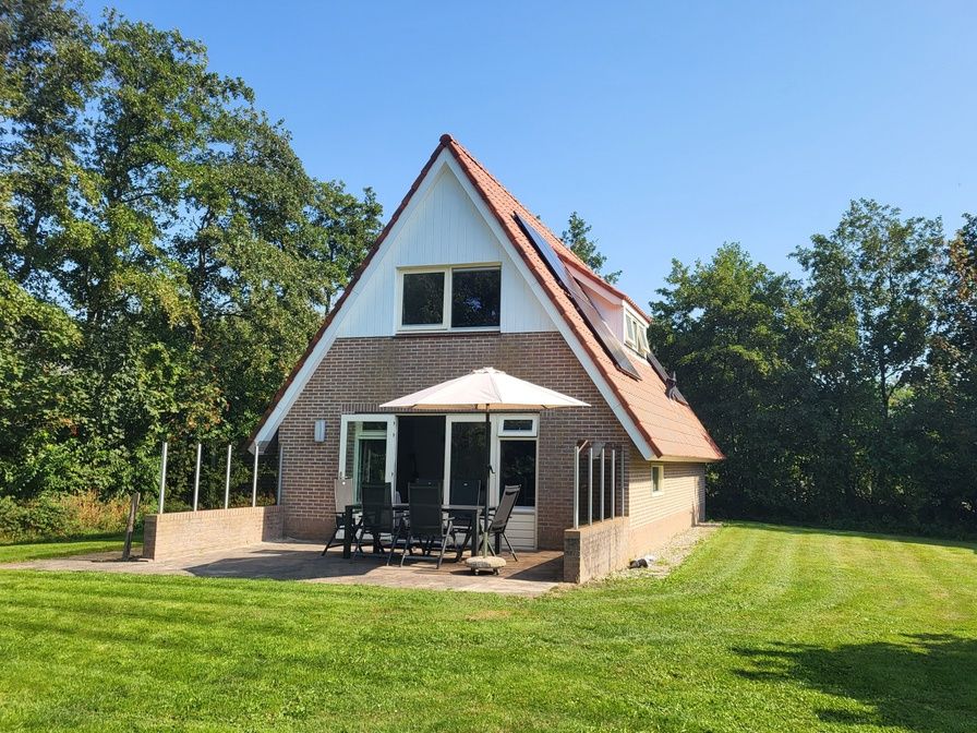 Agter Mienterglop - Vakantiehuis 5102 in De Koog op Texel, ideaal gelegen met zonnig terras en groene tuin.