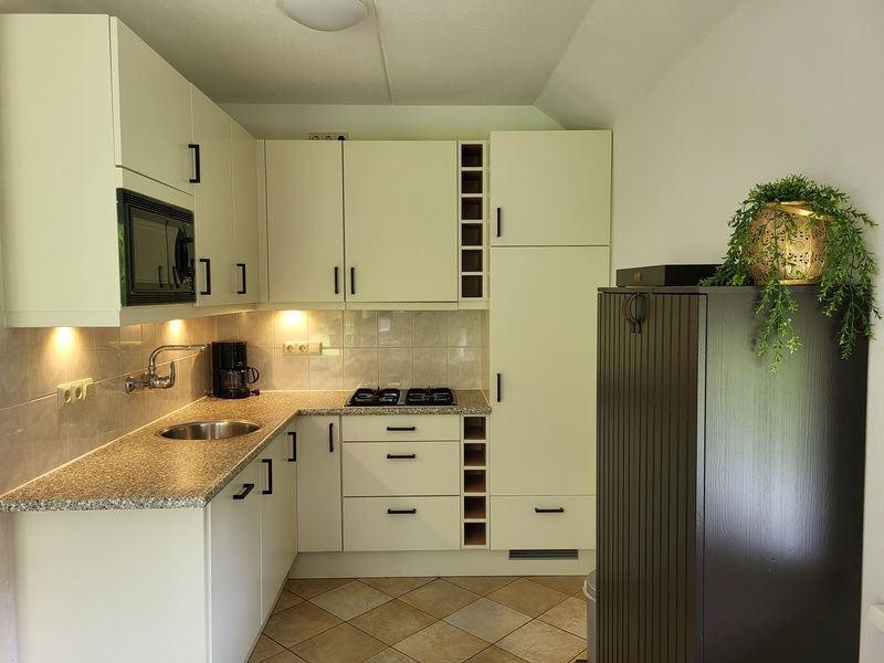 Moderne keuken in Agter Mienterglop - Vakantiehuis 5102, De Koog, Texel, compleet uitgerust voor een fijn verblijf.