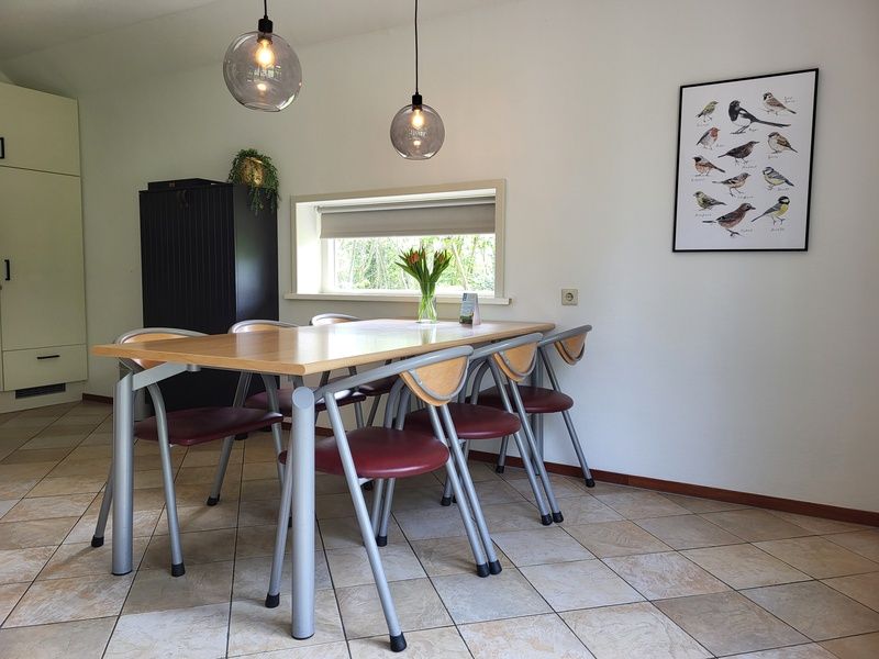 Eetgedeelte van Agter Mienterglop - Vakantiehuis 5102 op Texel met ruime tafel en sfeervolle verlichting.