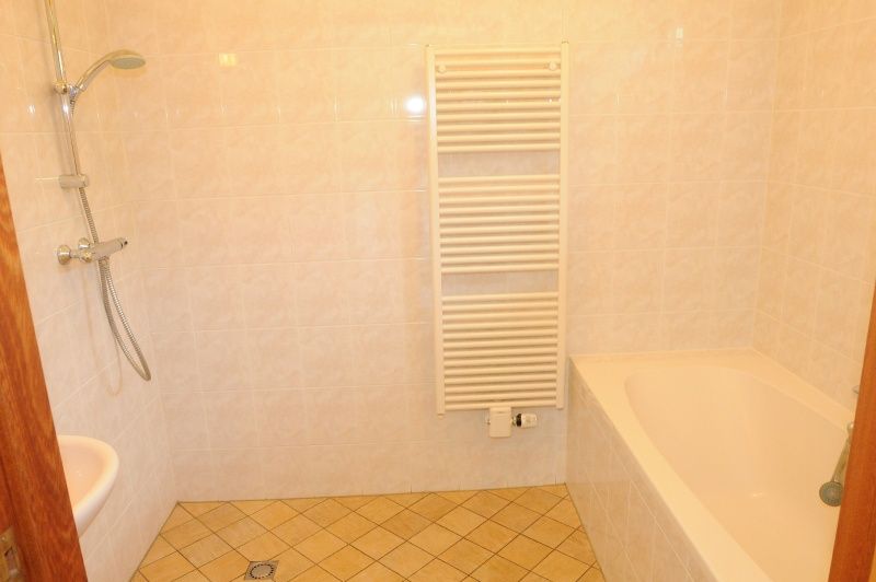 Ruime badkamer met ligbad en douche in Agter Mienterglop - Vakantiehuis 5102, De Koog, Texel.