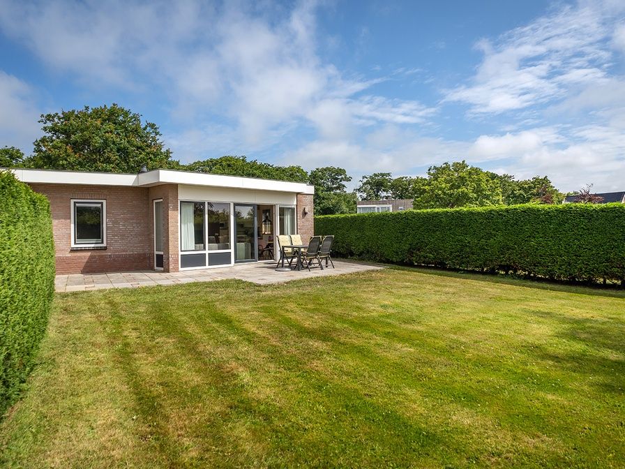 Bungalow 31a in De Koog, Texel met ruime tuin en terras voor ontspanning.