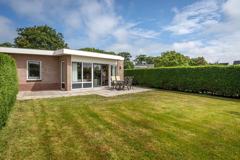 Vakantiehuis Bungalow 31a in De Koog, Texel met zonnig terras en groene omgeving.