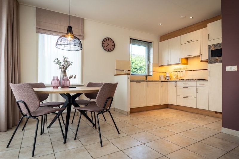 Eetruimte en keuken van Bungalow 31a, De Koog, Texel met moderne inrichting.