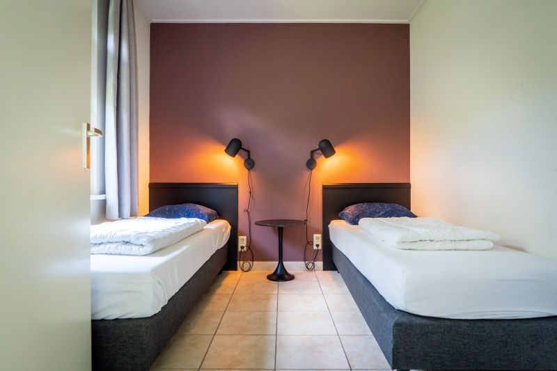 Tweede slaapkamer in Bungalow 31a, De Koog, Texel met twee eenpersoonsbedden.
