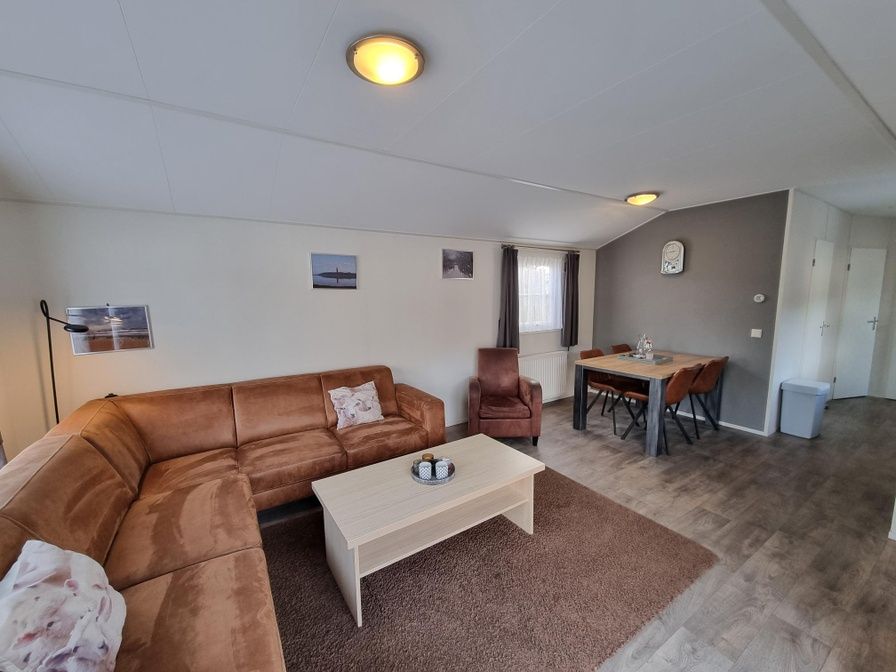 Gezellige woonkamer van Chaletpark Bregkoog - Chalet Bregkoog 235 in De Koog, Texel met ruime zithoek en eethoek.