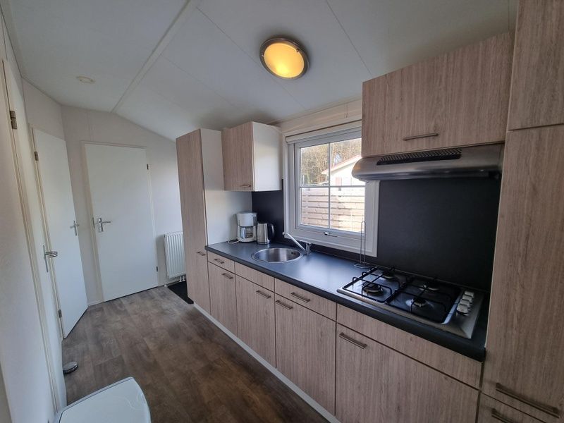 Moderne keuken in Chaletpark Bregkoog - Chalet Bregkoog 235, De Koog, Texel met complete apparatuur en veel opbergruimte.