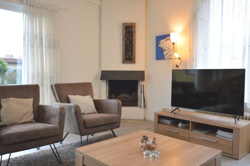 Gemuetliche Sitzecke mit Kamin im Ferienhaus Epelaan 31, De Koog, Texel, ideal fuer einen gemuetlichen Abend.