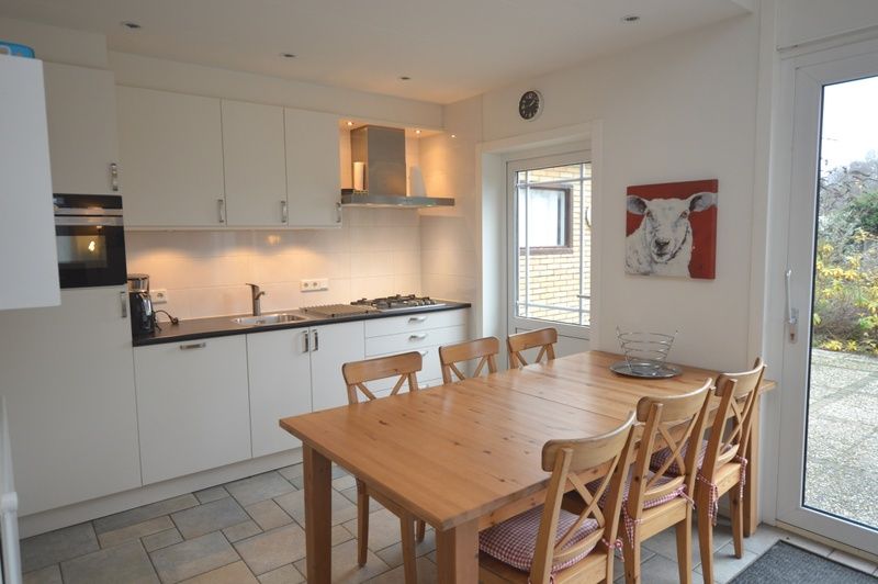 Moderne Kueche mit Essecke im Ferienhaus Epelaan 31, De Koog, Texel, ideal fuer gemuetliche Mahlzeiten.