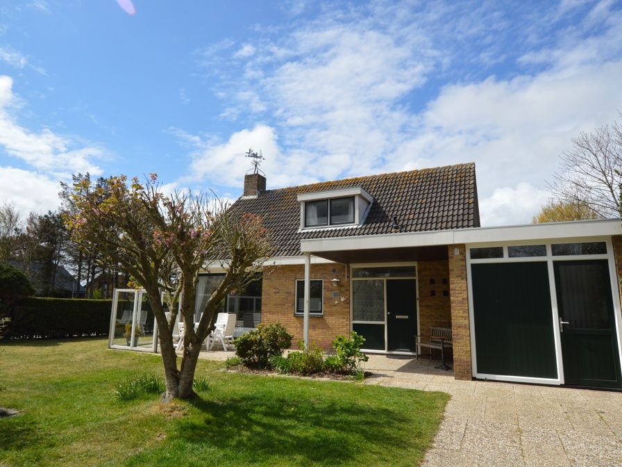 Orchismient 33 vakantiehuis in De Koog, Texel met zonnige tuin en terras voor ontspanning.