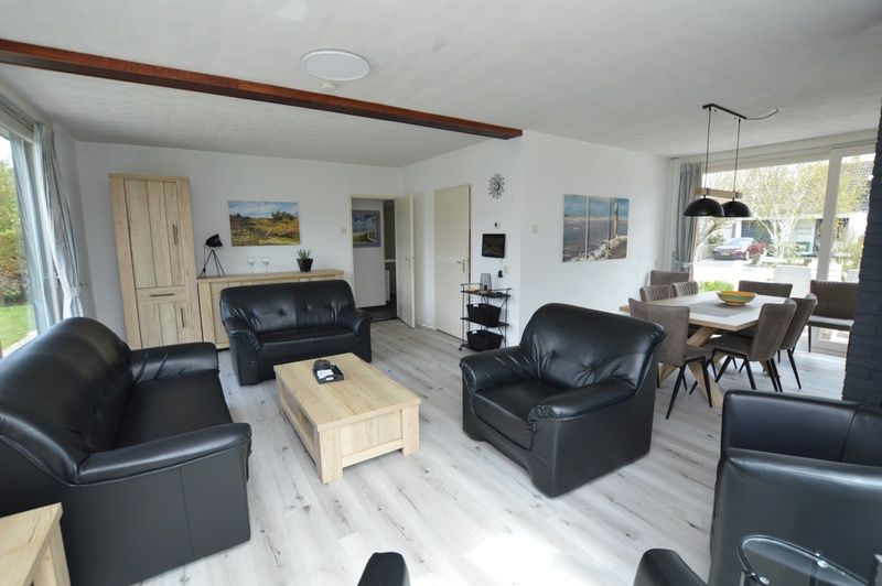 Stijlvolle woonkamer met eethoek in Orchismient 33 vakantiehuis, De Koog, Texel.