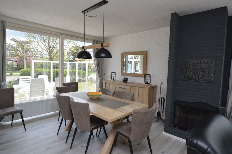 Eethoek met tuinzicht in Orchismient 33, vakantiehuis in De Koog, Texel.