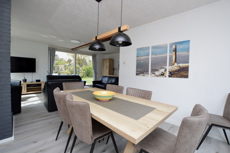 Moderne eetkamer in vakantiehuis Orchismient 33, De Koog, Texel met uitzicht op de natuur.