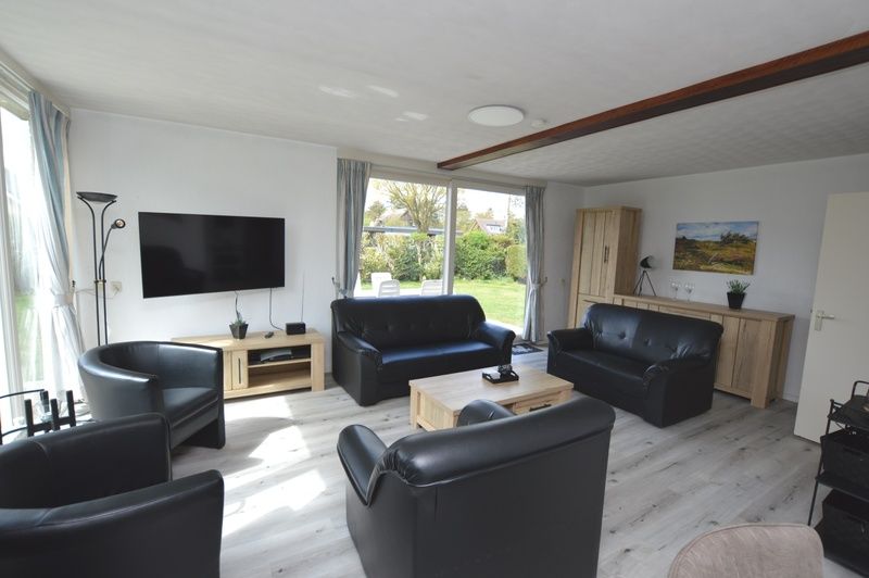 Comfortabele zithoek met televisie in Orchismient 33, vakantiehuis in De Koog, Texel.