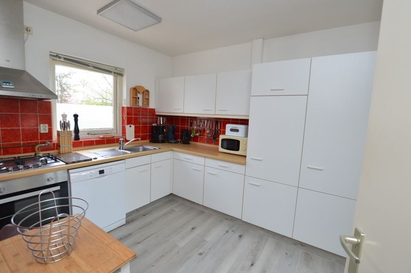 Ruime keuken met moderne apparatuur in vakantiehuis Orchismient 33, De Koog, Texel.