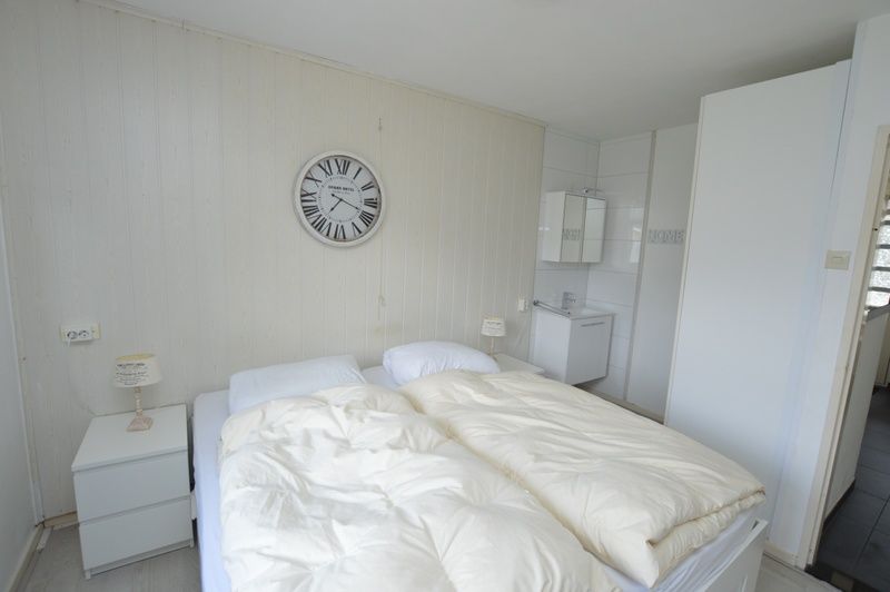 Slaapkamer in Orchismient 33, vakantiehuis De Koog, Texel met comfortabele bedden.