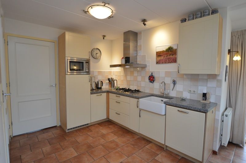 Moderne keuken in Vakantiehuis 7K, De Koog, Texel met complete uitrusting en tegelvloer.